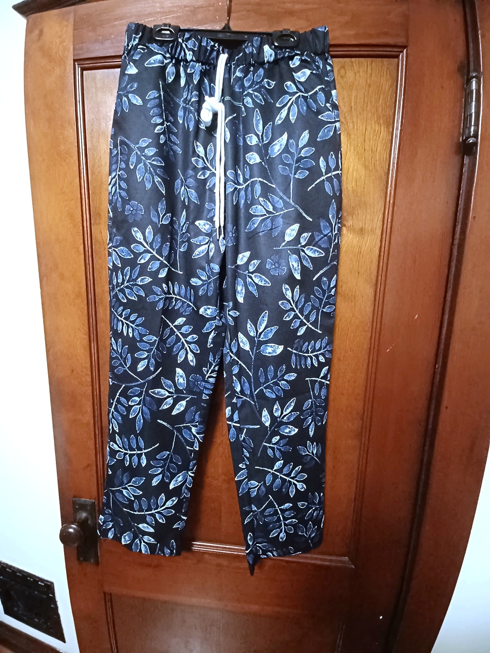 SHEIN NAVY BLUE CROPPED PANTS w/WHITE LEAF PATTERN-(NWOT)